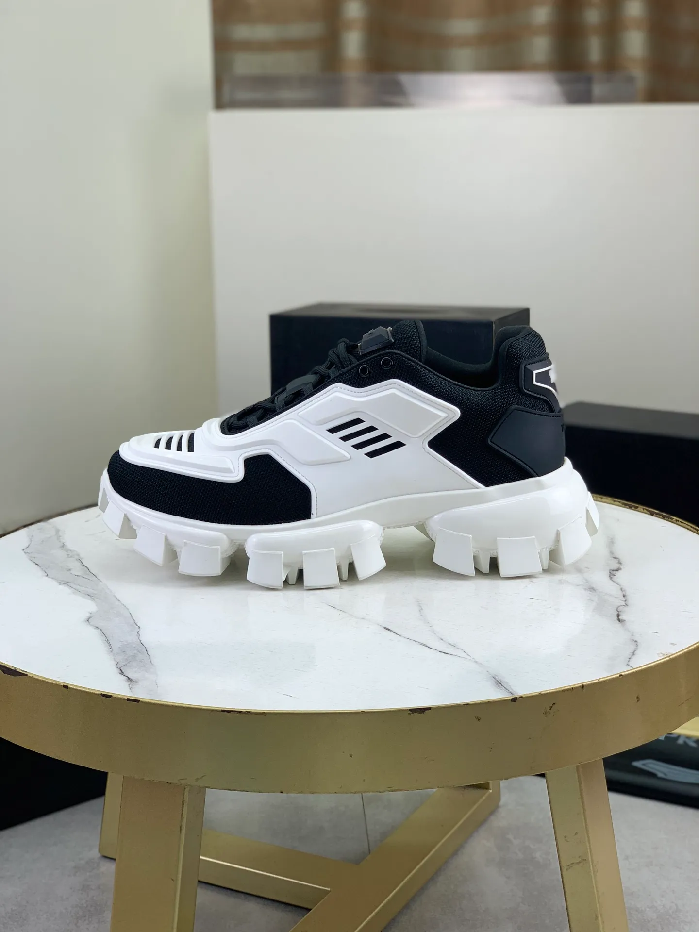 Factory price P660 top version PRADA Dark Punk Martin Rock Tank Mecha Hardcore Fighting Shoes ☑️ A century-old brand, the unique hardcore design has entered the public eye. The tank element is used as the sole design, subverting conventions, breaking the monotony and dullness, lighting up the overall shape, attracting attention, and achieving a meaningless appearance. With its hard-core styling and metal accessories full of design, it unleashes an unruly punk spirit, interprets a unique and iconic style, and demonstrates the leadership level of its pioneer originator in the field of thick-soled shoes. It is the nirvana darling of major fashion weeks. 📣📣The ultra-light foam outsole solves the problem of bulkiness and is suitable for those who know the difference. ✅Fabric: Original splicing design and production ✅Inner: Original lining➕Cow leather insole. ✅Original foam combination outsole with 8cm heel height and super light weight. ✅Code number: Female 35-39 (40 is customized and non-refundable) Male 39-45 (46 and 47 are customized and non-refundable) Full package at the counter